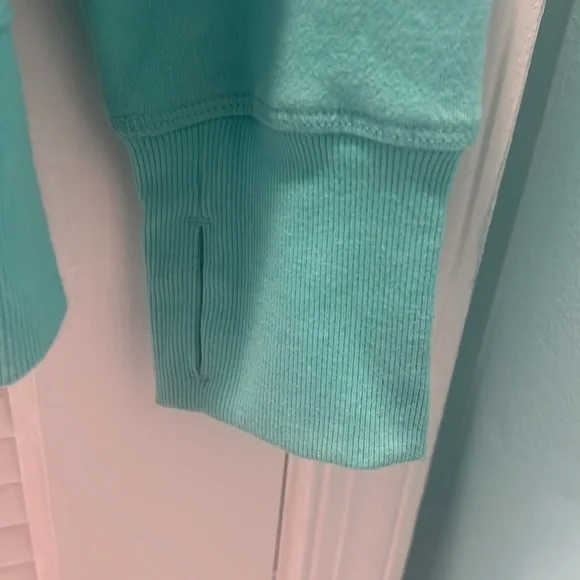 NWT fleece sweatshirt - Picture 4 of 5